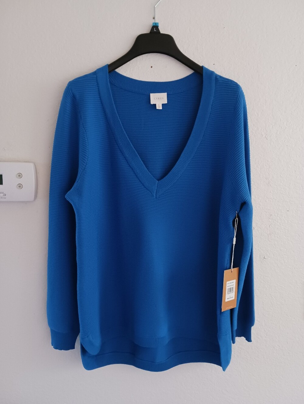 Cyrus The Relaxed V-Neck Ribbed Pullover